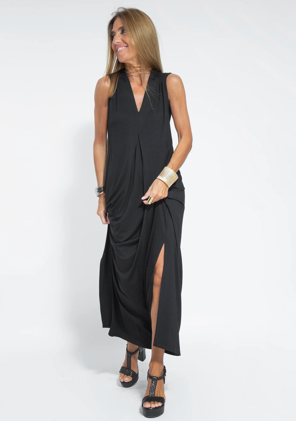 Set aus langem schlankmachenden Kleid und Weste
