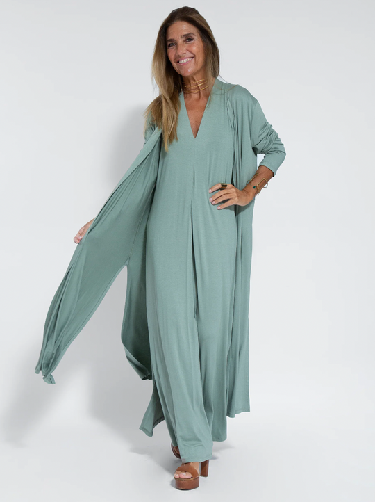 Set aus langem schlankmachenden Kleid und Weste