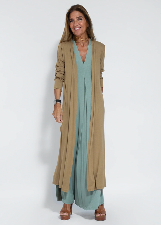 Set aus langem schlankmachenden Kleid und Weste