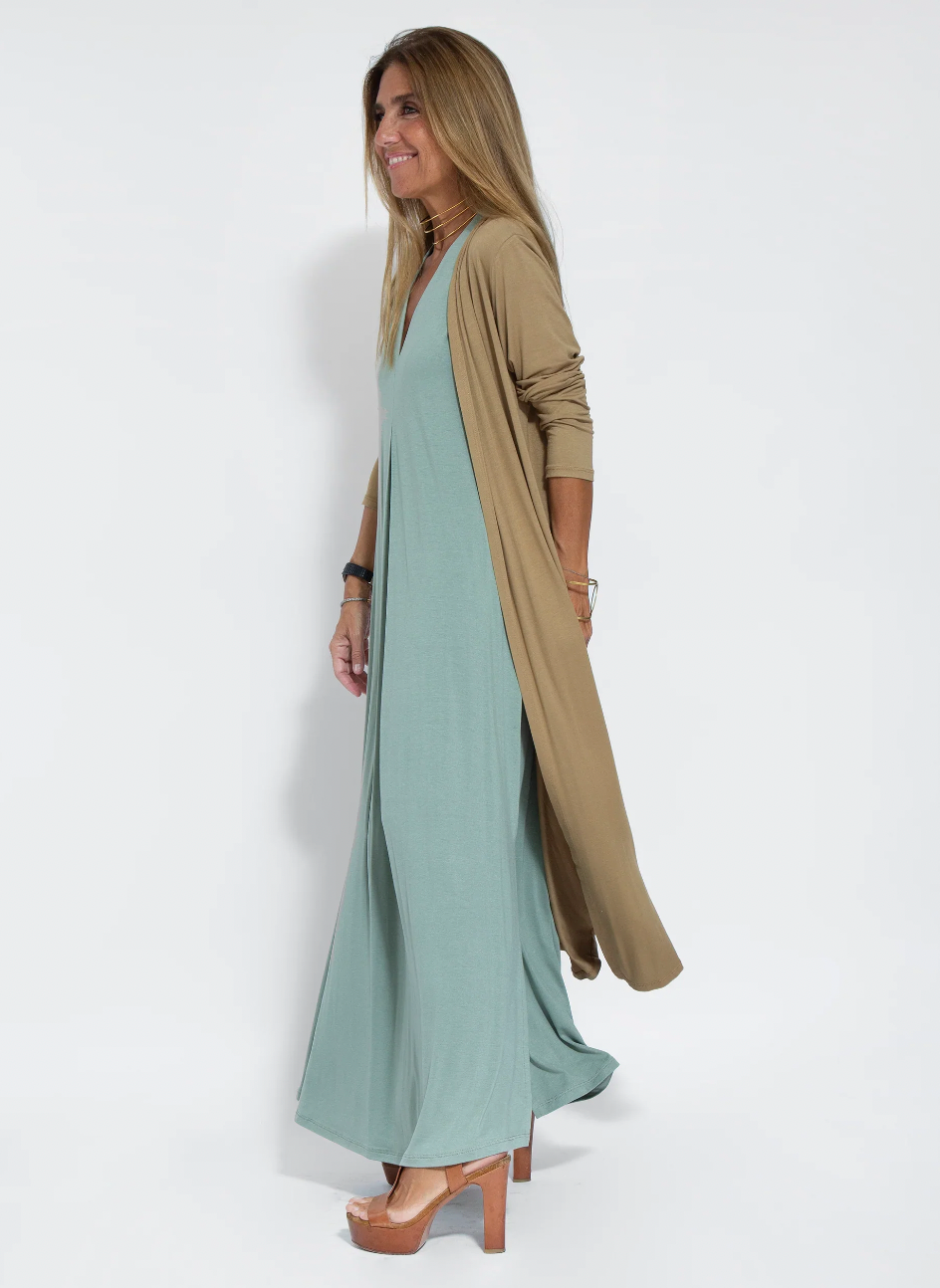Set aus langem schlankmachenden Kleid und Weste
