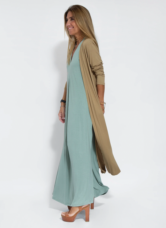 Set aus langem schlankmachenden Kleid und Weste