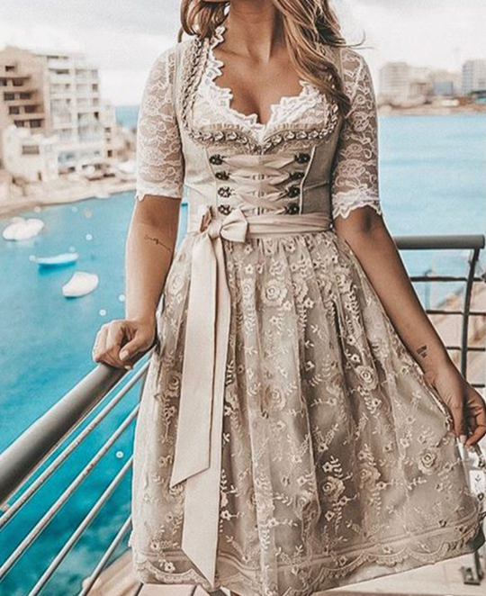 Traditionelles Dirndlkleid mit Schnürmieder für Oktoberfest | Heidi-Mode