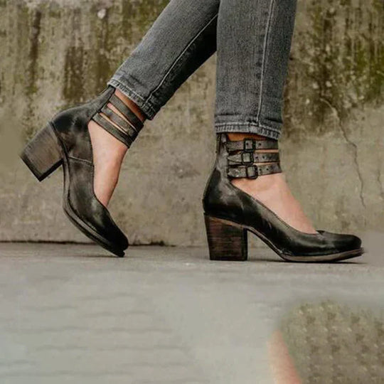 Heidi-Mode | Modische Pumps mit Knöchelriemen