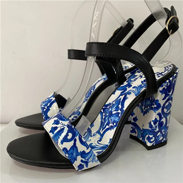Heidi-Mode | Zarte Sandalen mit Porzellanmuster