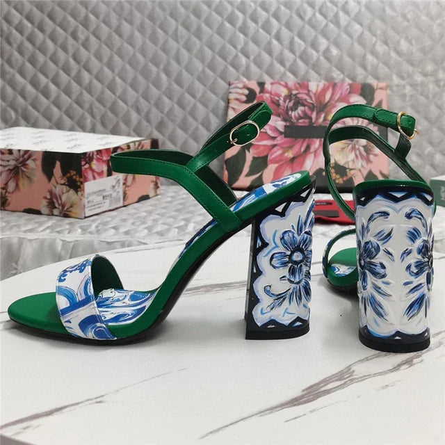 Heidi-Mode | Zarte Sandalen mit Porzellanmuster