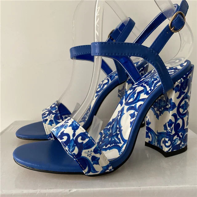 Heidi-Mode | Zarte Sandalen mit Porzellanmuster
