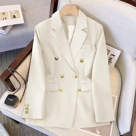 Weiße Jacke mit Goldknöpfen