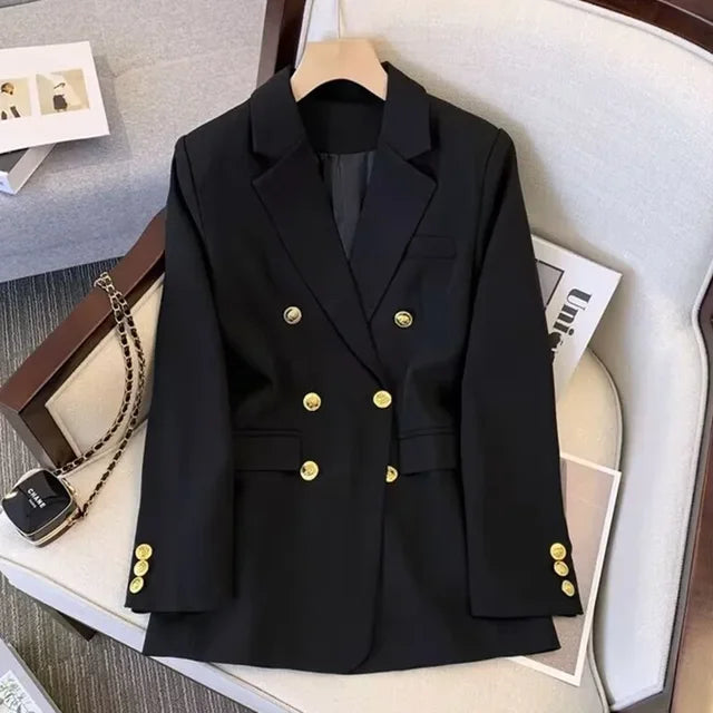Weiße Jacke mit Goldknöpfen
