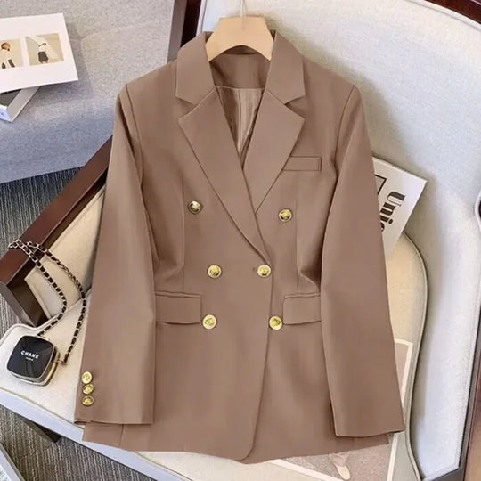 Weiße Jacke mit Goldknöpfen
