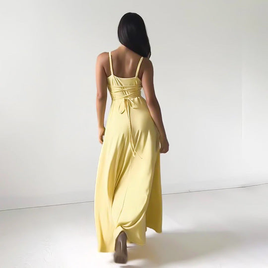 Taillierter Maxikleid mit dünnen Trägern