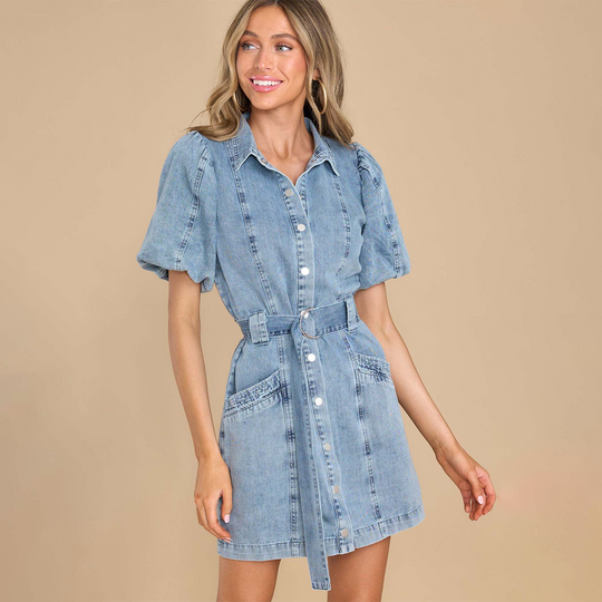Kurzärmeliges Jeanskleid mit Gürtel