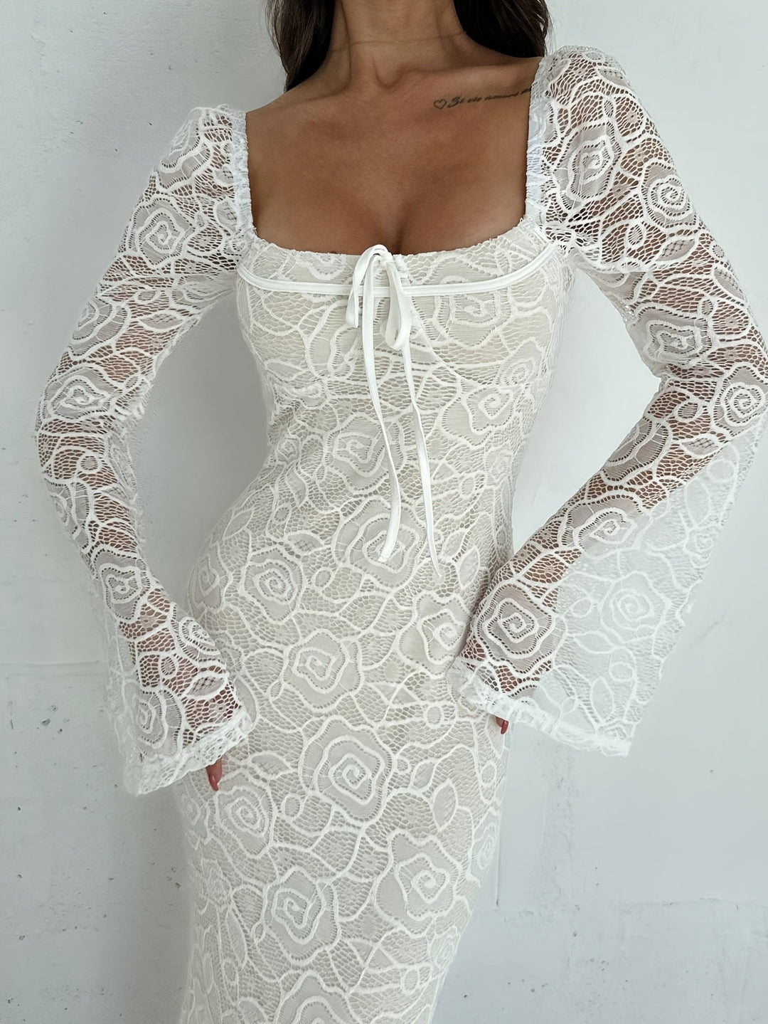 Heidi-Mode | Elegantes Maxi Kleid mit Spitze und Ausgestellten Ärmeln