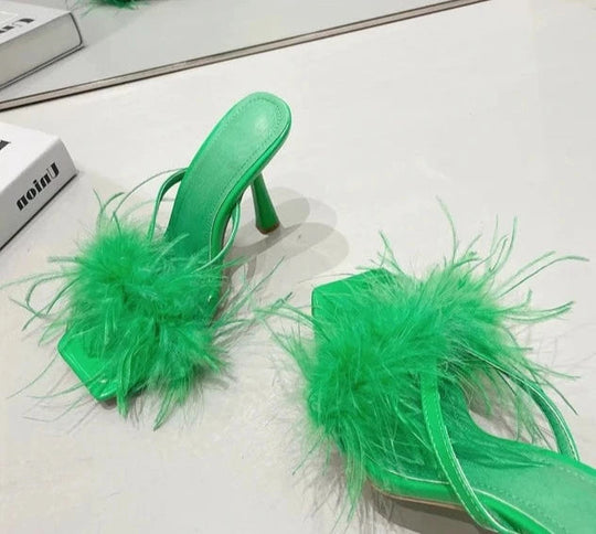 Zarte High Heels mit Federverzierung