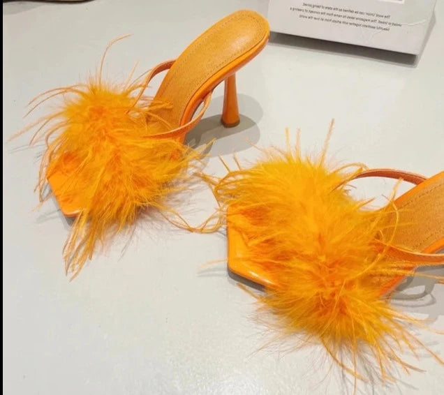 Zarte High Heels mit Federverzierung