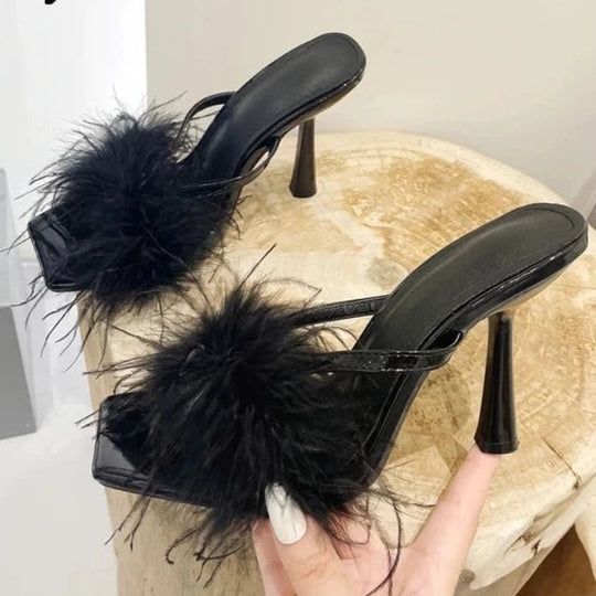 Zarte High Heels mit Federverzierung