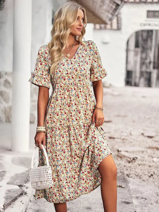 Elegantes Urlaubs-Minikleid mit kurzen Ärmeln und V-Ausschnitt