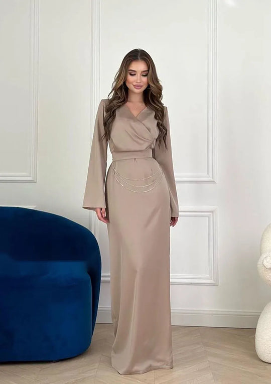 Heidi-Mode | Elegant Langes Gerades Kleid Mit Langen Ärmeln Aus Satin Mit Modischem V-Ausschnitt