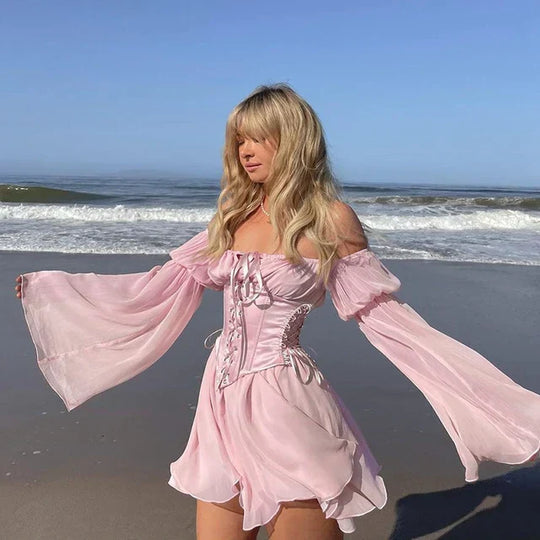 Schulterfreies Korsettkleid mit weiten Ärmeln