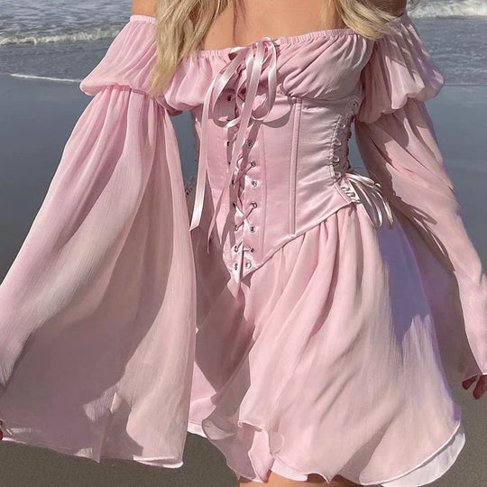 Schulterfreies Korsettkleid mit weiten Ärmeln