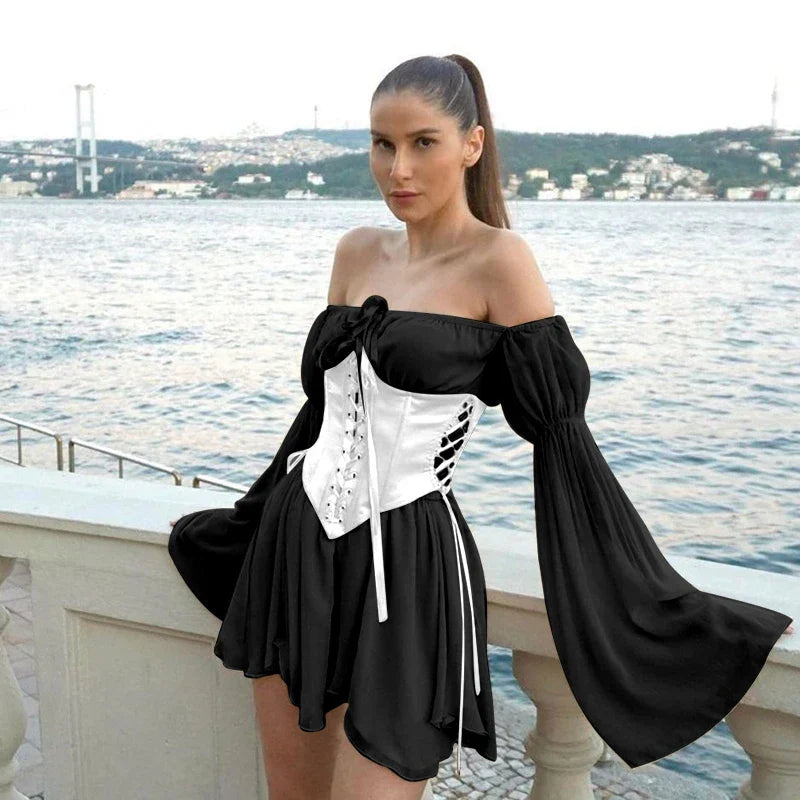 Schulterfreies Korsettkleid mit weiten Ärmeln