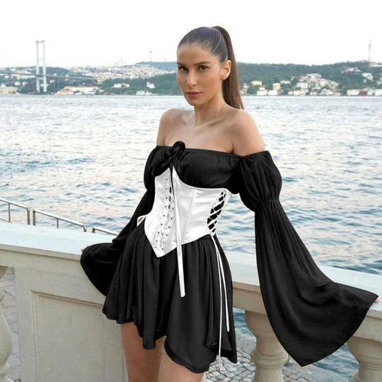 Schulterfreies Korsettkleid mit weiten Ärmeln