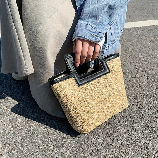 clutch met textuur en opvallend handvat