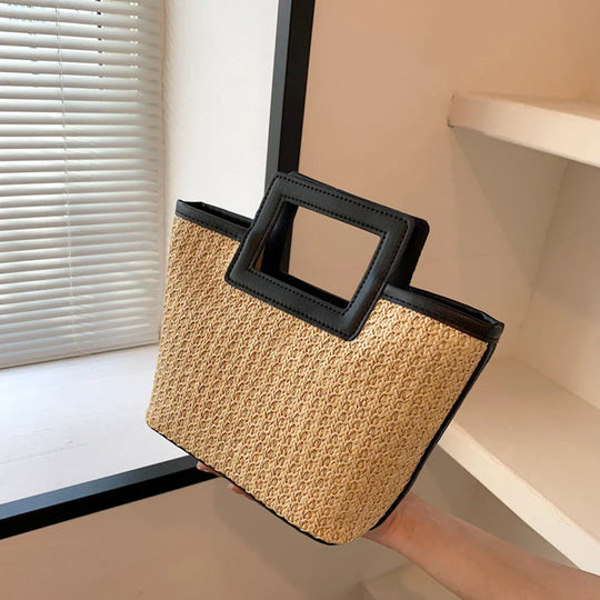 clutch met textuur en opvallend handvat