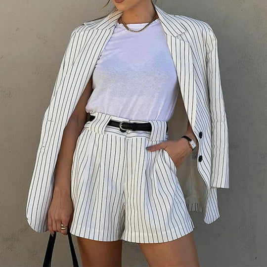 Heidi-Mode - Weiß Gestreifter Blazer mit Passenden Shorts Set für Frauen