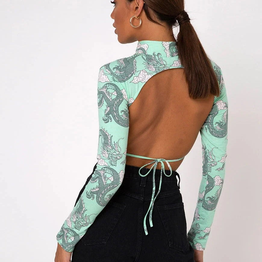 Bauchfreies Top mit Drachenprint und hohem Kragen