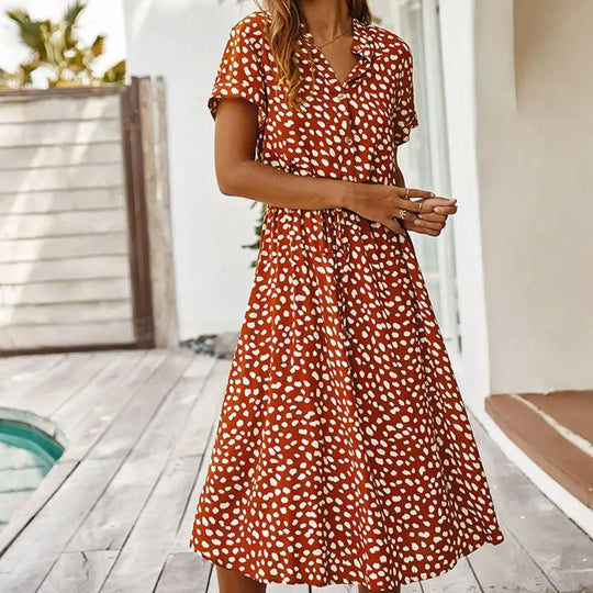 Gepunktetes Hemdblusenkleid mit Bindegürtel an der Taille