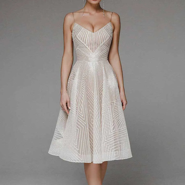 Elegantes Kleid mit Rückenausschnitt
