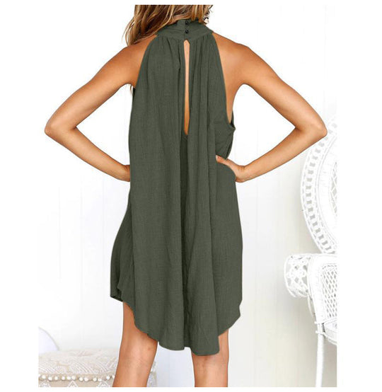 Sommerliches ärmelloses Kleid mit Kragen und leichten Falten