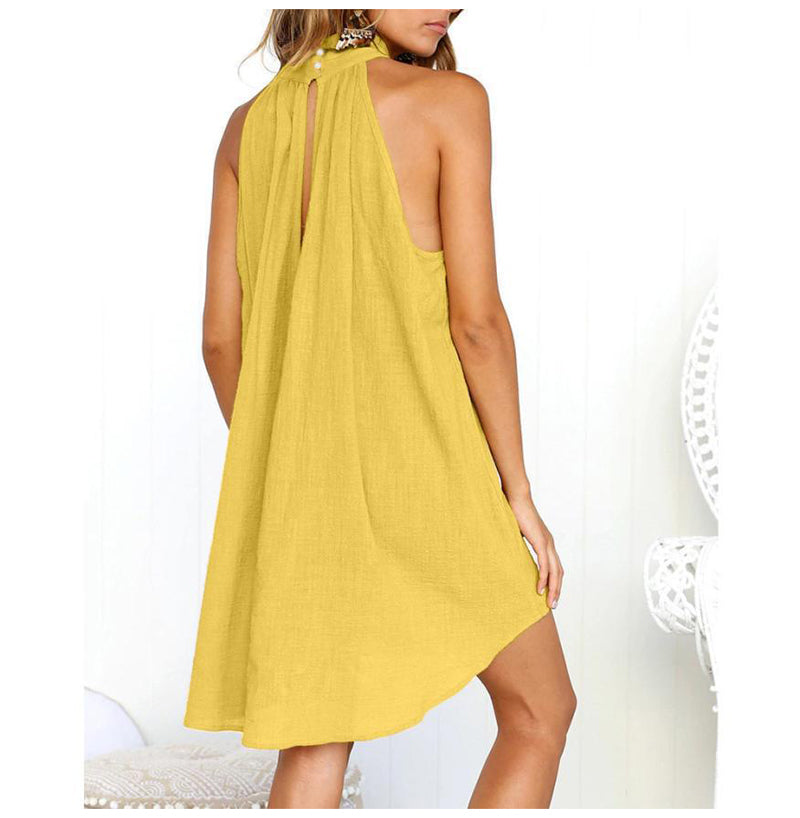 Sommerliches ärmelloses Kleid mit Kragen und leichten Falten