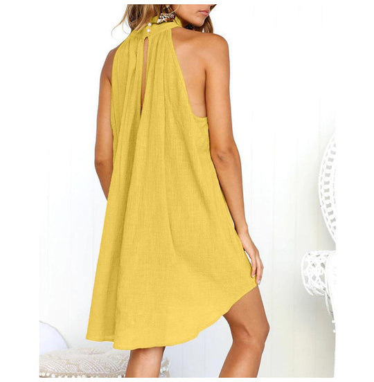 Sommerliches ärmelloses Kleid mit Kragen und leichten Falten