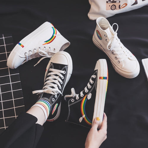 Heidi-Mode | Regenbogenfarbene High Top Sneakers