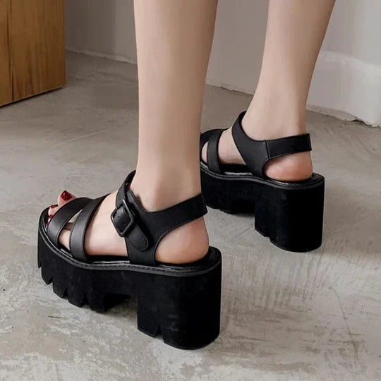 Heidi-Mode | Schwarze Plattform Chunky Sandalen