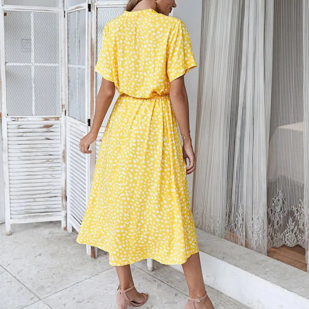 Gepunktetes Hemdblusenkleid mit Bindegürtel an der Taille
