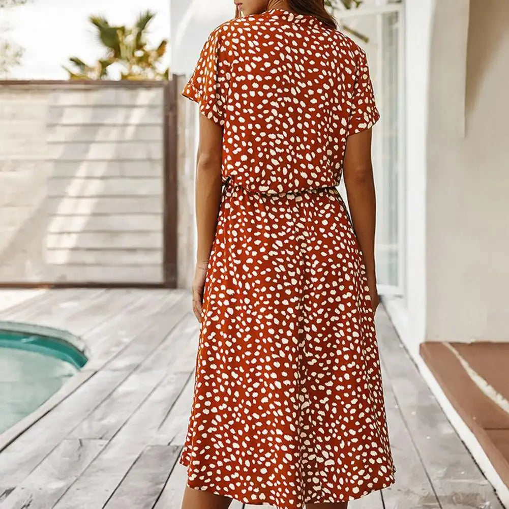 Gepunktetes Hemdblusenkleid mit Bindegürtel an der Taille