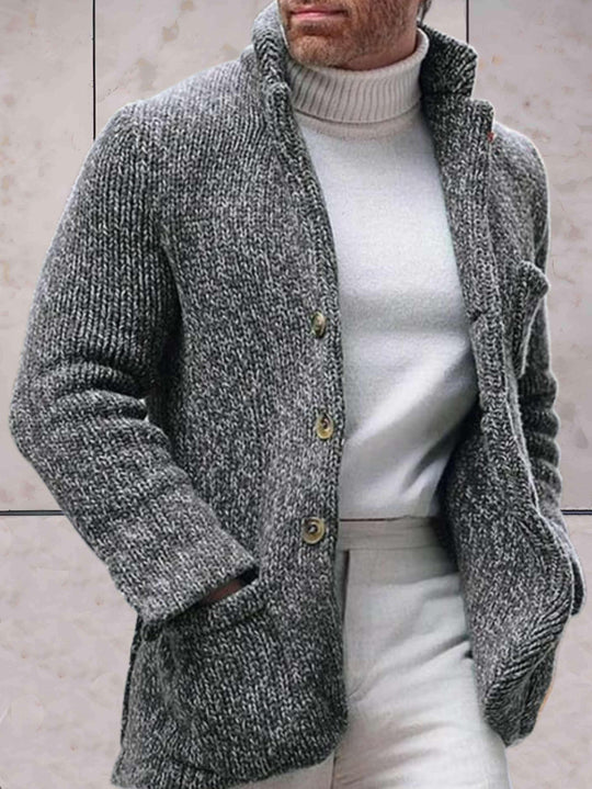 Lässige Strickjacke mit hohem Halsausschnitt und Knopfverschluss