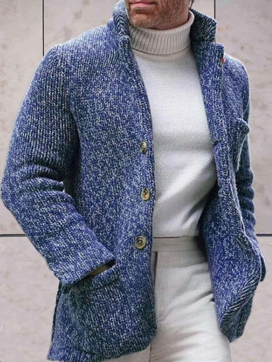 Lässige Strickjacke mit hohem Halsausschnitt und Knopfverschluss