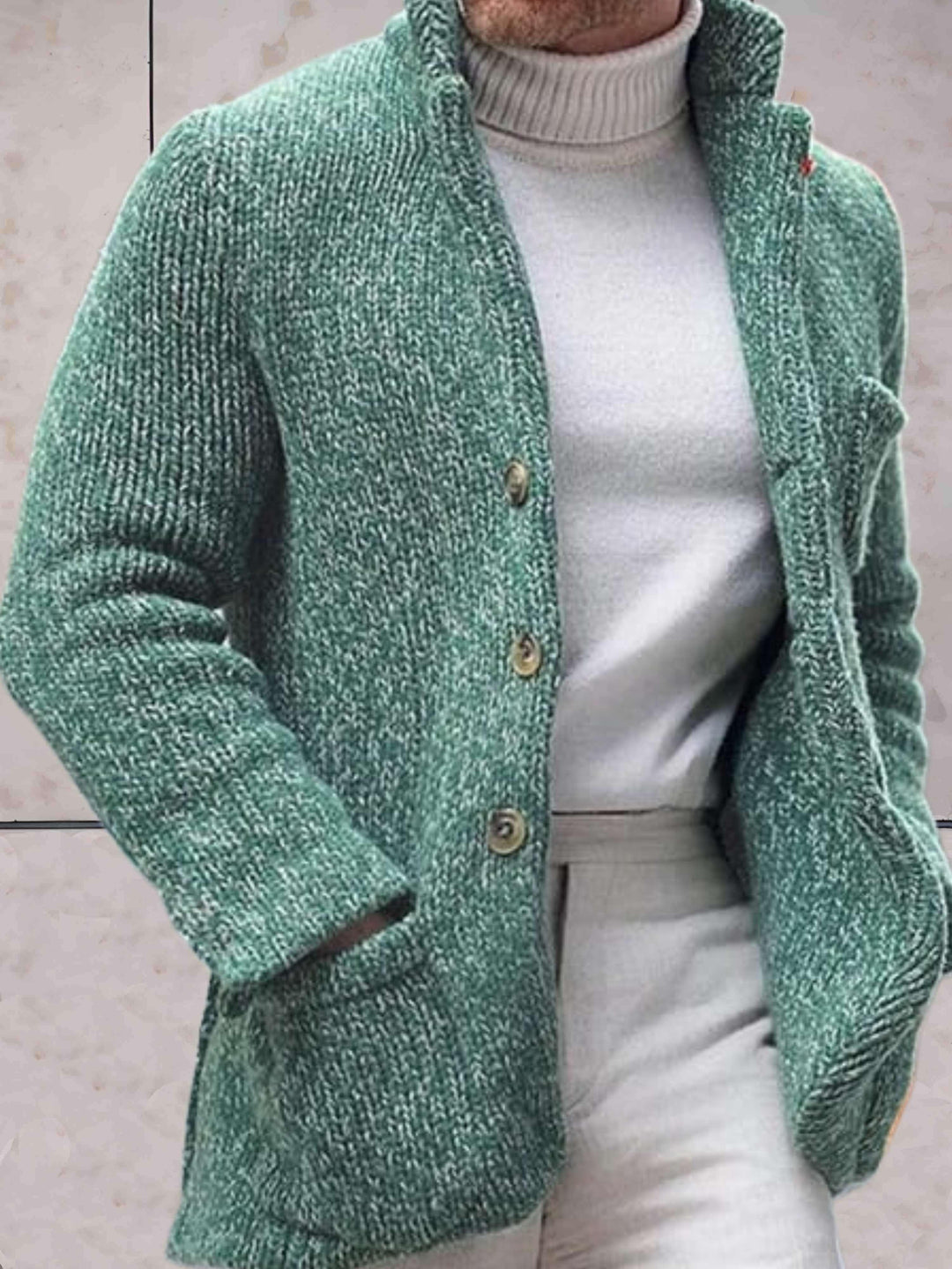 Lässige Strickjacke mit hohem Halsausschnitt und Knopfverschluss