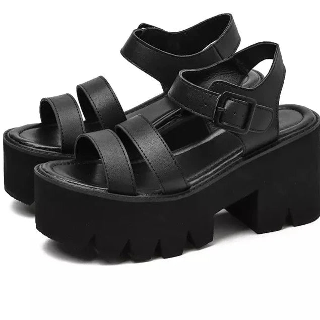 Heidi-Mode | Schwarze Plattform Chunky Sandalen