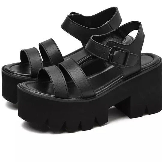 Heidi-Mode | Schwarze Plattform Chunky Sandalen
