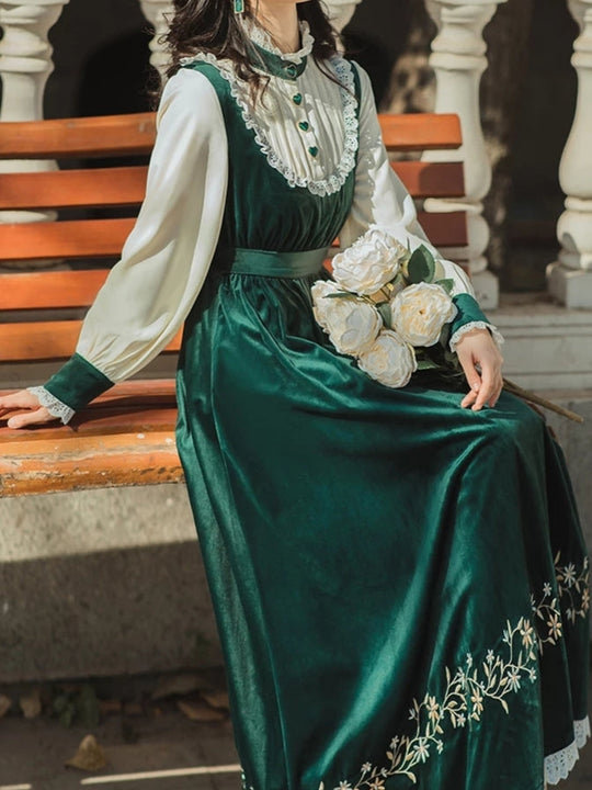 Traditionelles Samtkleid