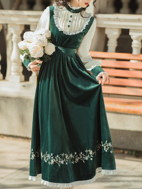 Traditionelles Samtkleid