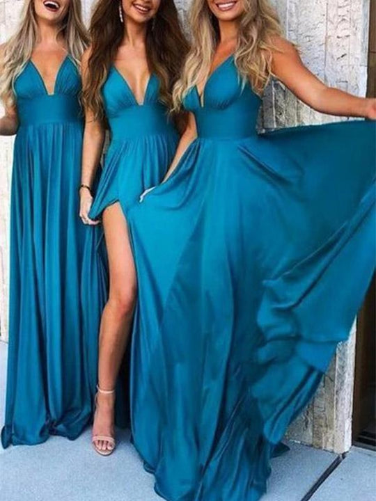 Langes Kleid mit seitlichen Schlitzen und eleganten Brautjungfern