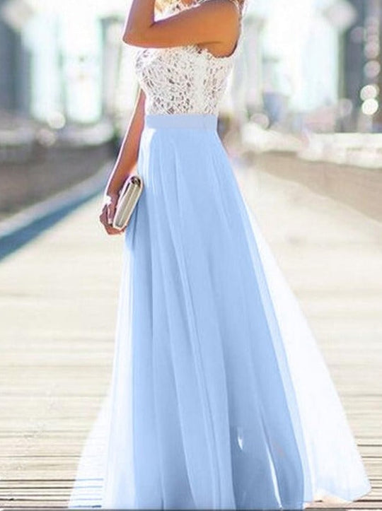 langes Kleid mit elegant fließender Chiffonspitze in Hellblau und Weiß