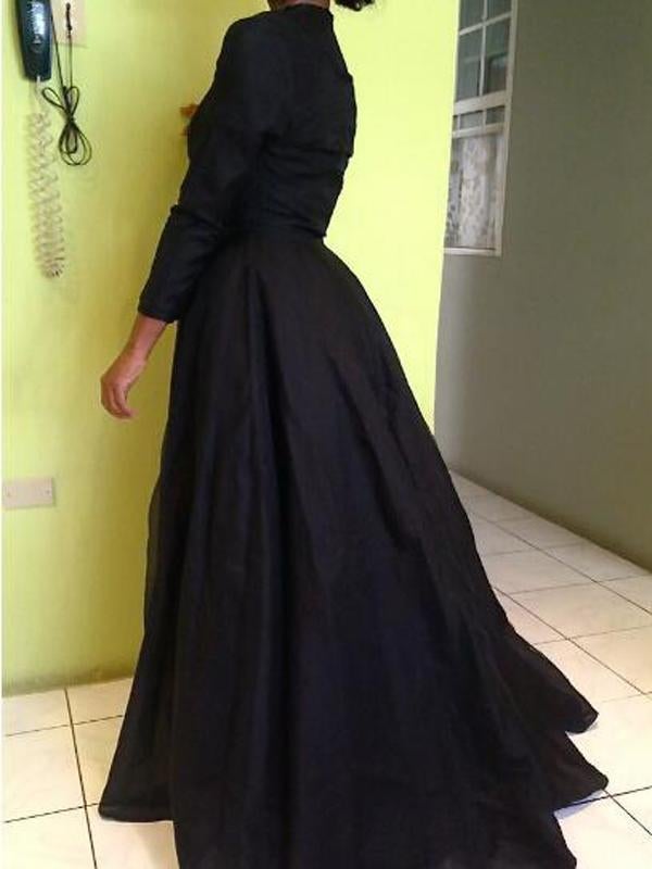 langes Chiffonkleid mit englischer Stickerei, Rundhalsausschnitt und langen Ärmeln, eleganter Abschlussball