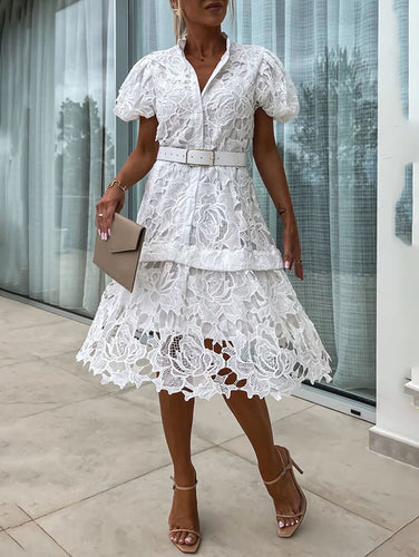 mittellanges Spitzenkleid mit englischer Stickerei und Knöpfen, Gürtel, Stehkragen, kurze Ärmel, elegant, locker