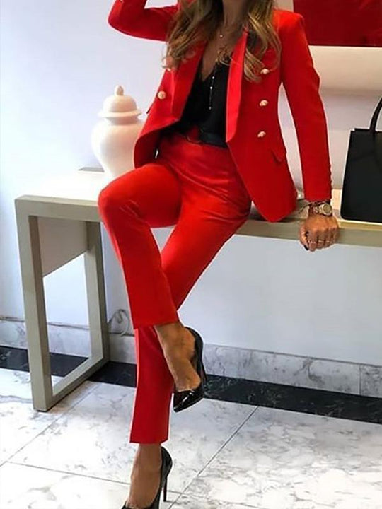 zweiteilige Kombination aus zweireihigem Blazer und eleganter Hose für Damen